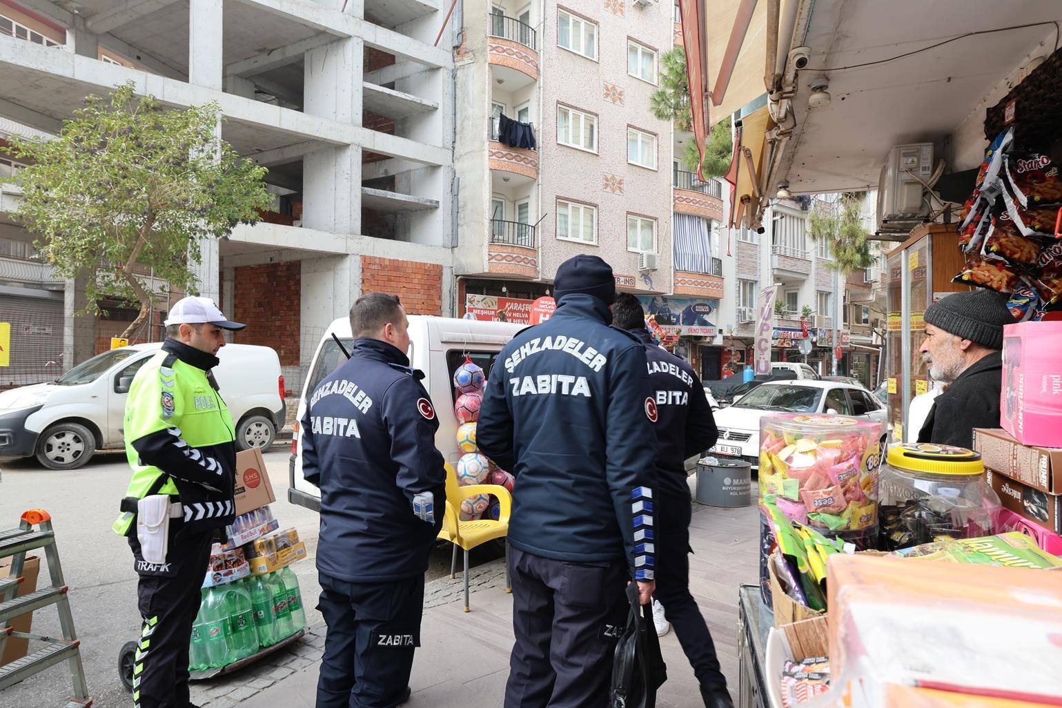 Şehzadeler Zabıtasından Kaldırım Işgaline Sıkı Denetim (1)