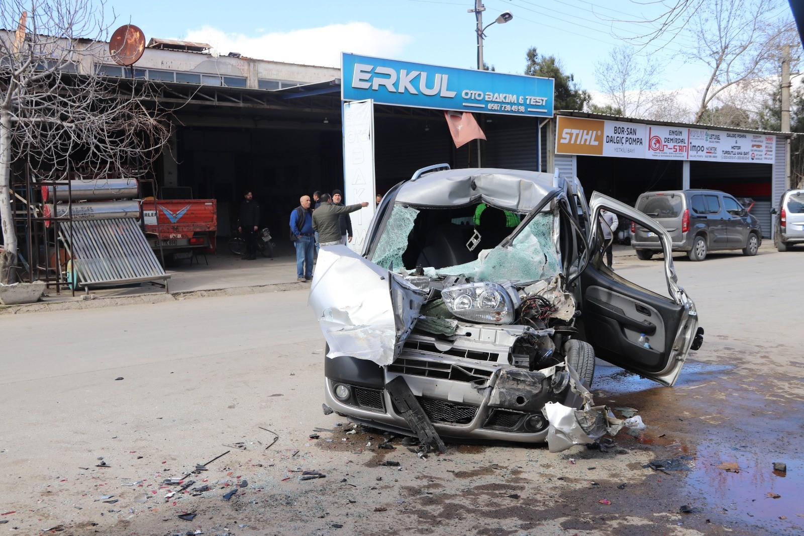 Yolda Yürürken Park Halindeki Kamyonun Altında Kaldı (1)