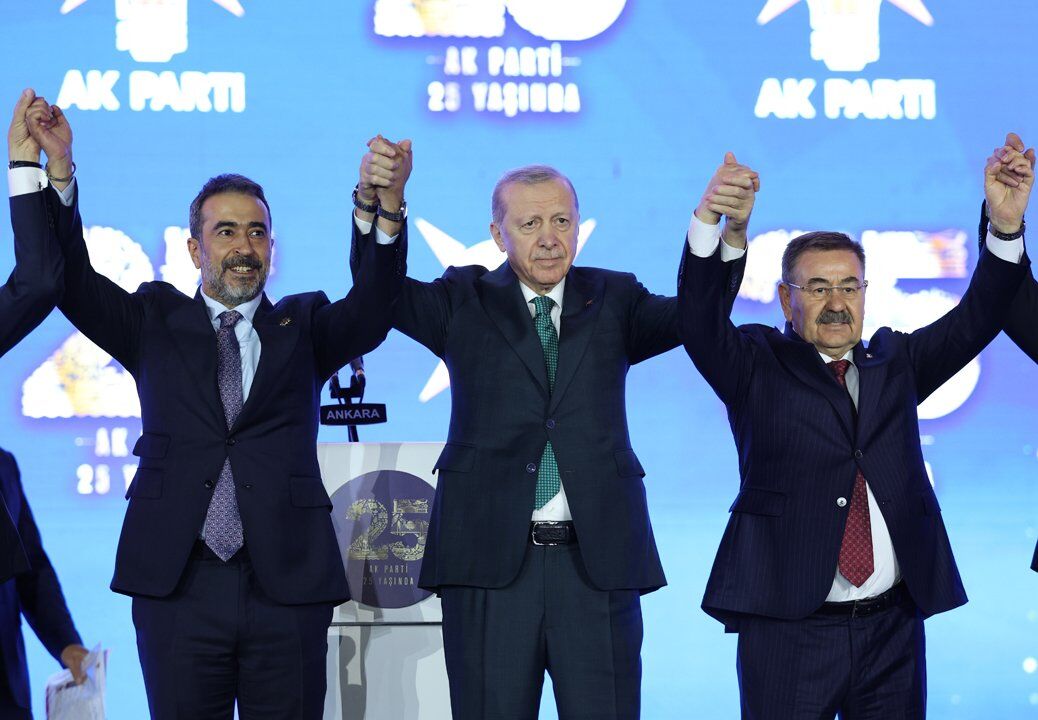 Uc Milletvekili Ve 7 Belediye Baskani Daha Ak Partiye Katildi Rozetlerini Cumhurbaska 1809264 202608142246 20260814224612 1