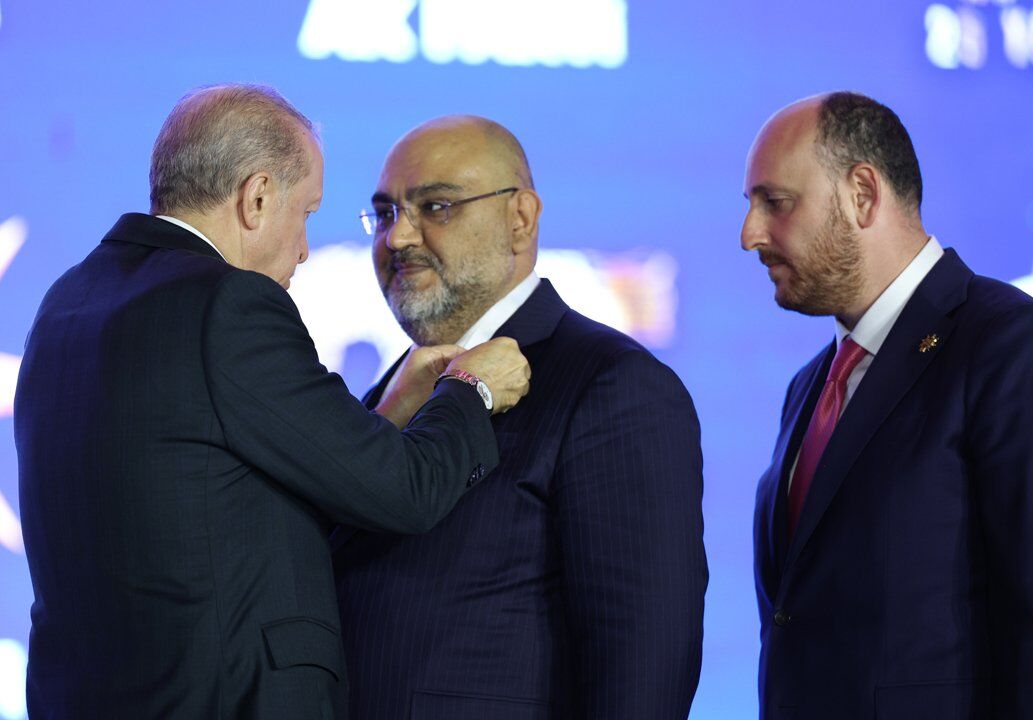 Uc Milletvekili Ve 7 Belediye Baskani Daha Ak Partiye Katildi Rozetlerini Cumhurbaska 1809264 202608142246 20260814224612 2