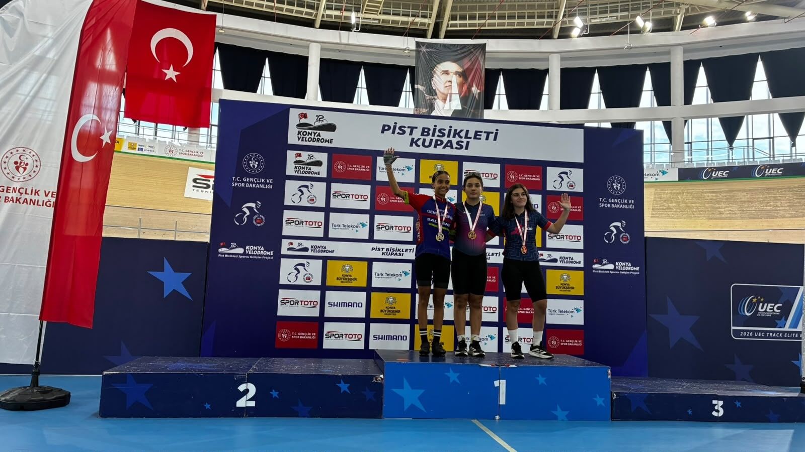 Akhisarlı genç bisikletçiler Konya'dan madalyalarla döndü