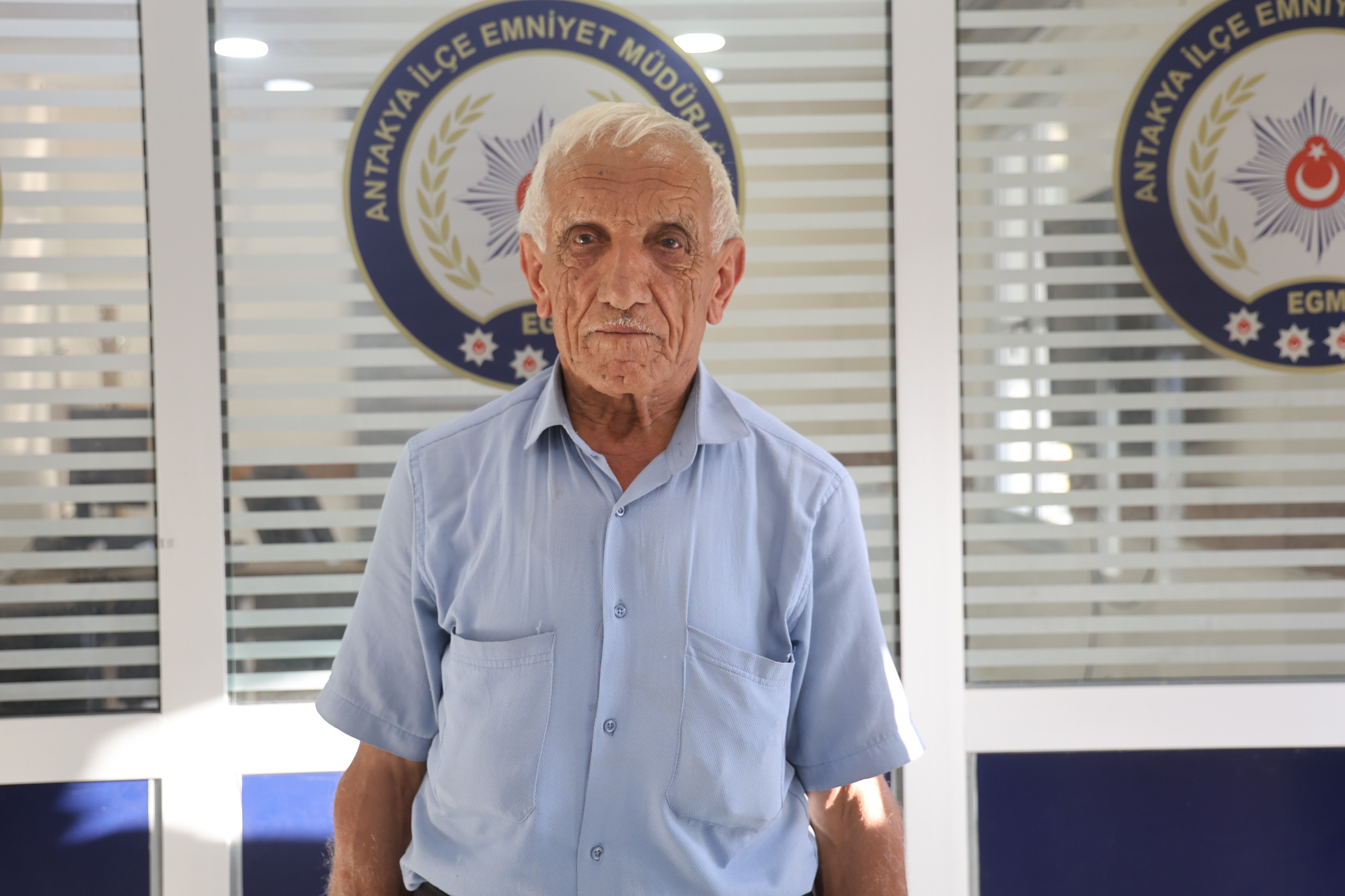 75 yaşındaki adamı evlilik vaadiyle kandırıp altınlarını aldılar