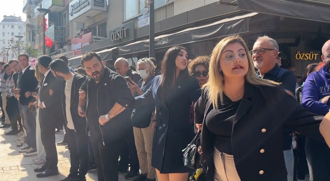İzmir’de gazetecilere engel! Yeni Partililer etten duvar ördü