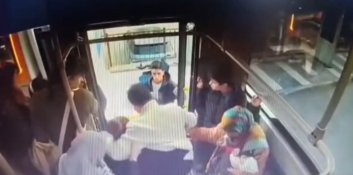 Manisa’da yürekleri ısıtan görüntü! Şoförden örnek davranış
