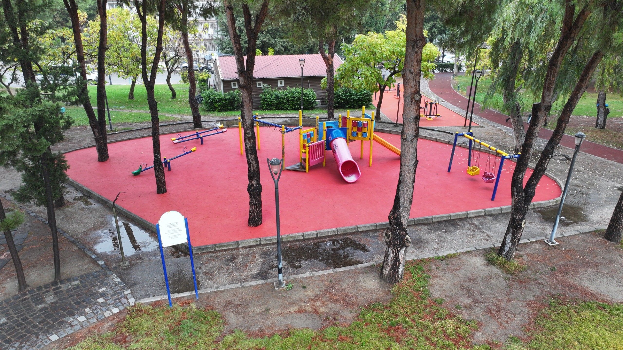 Manisa'da 44 Çocuk Parkı Ve 24 Spor Alanının Zemini Yenilendi (3)